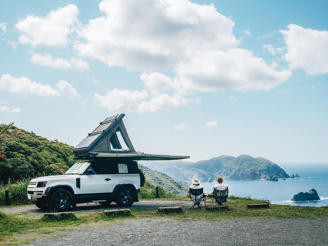 ルーフテント付きの車と海。自由な旅のスタイルを象徴するイメージ